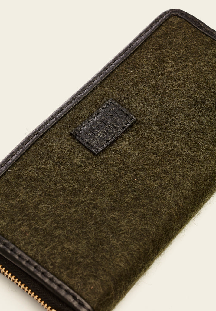 honest wolf wool Zip Wallet - Forest Green - logo detail product