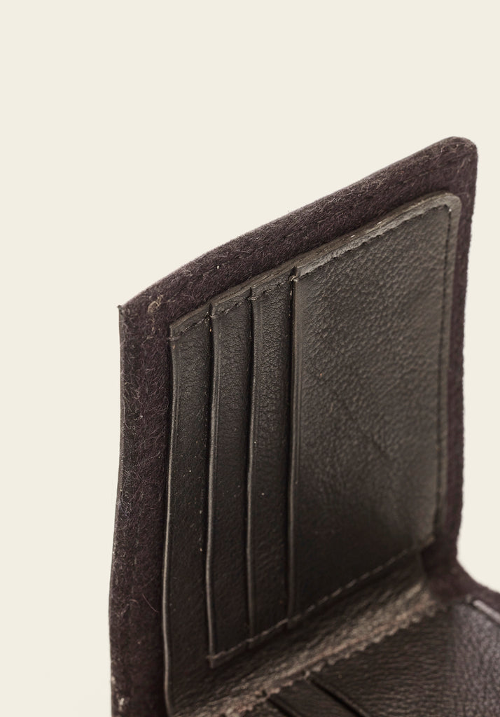 Honest wolf Mans billfold wallet - inside view of card pockets