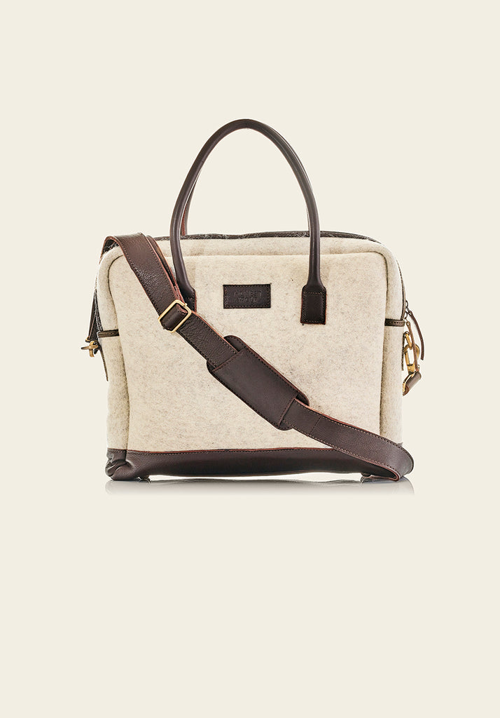 Honest wolf wool
Satchel - Taupe, a view of the whole bag with the shoulder strap displayed product